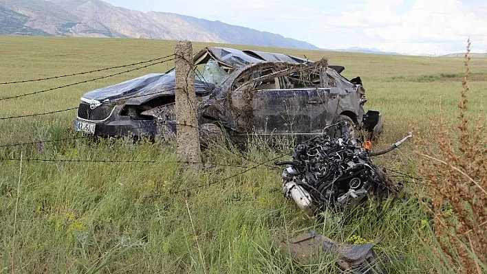 Kazada otomobilin motoru fırladı
