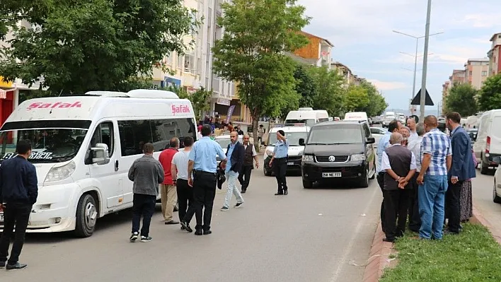 Minibüsün çarptığı çocuk metrelerce sürüklendi
