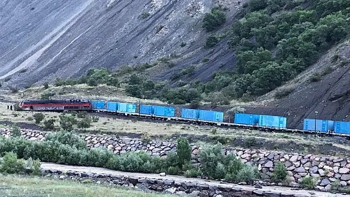 Erzincan'da heyelan treni raydan çıkardı
