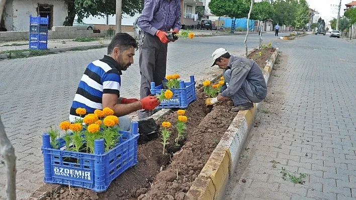 Gölbaşı ilçesinde çiçeklendirme çalışmaları devam ediyor
