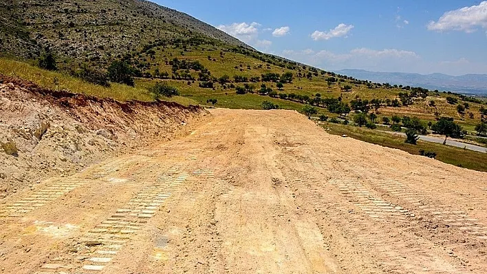 Büyükşehir Belediyesi yol açmaya devam ediyor
