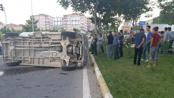 Besni'de 2 minibüs çarpıştı
