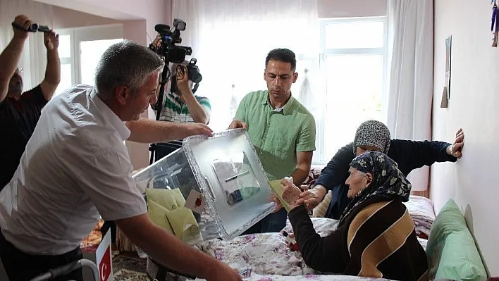 Erzincan'da da sandıklar vatandaşların ayağına gitti
