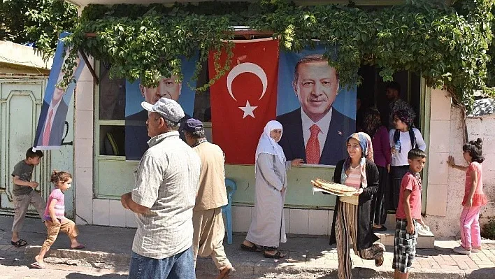 Seçim zaferini bedava ekmek dağıtarak kutladılar
