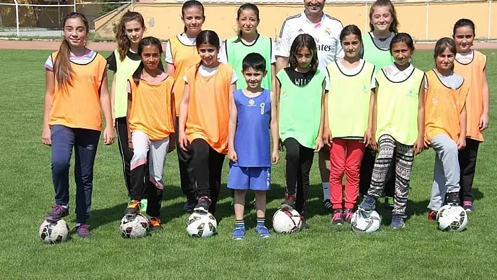 Erzincan'da kızlar futbolla tanışıyor
