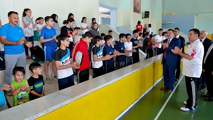 Gürkan badminton sporcuları ile bir araya geldi
