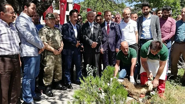 Erzincan'da asfalt çalışmalarına kurban kesilerek başlandı
