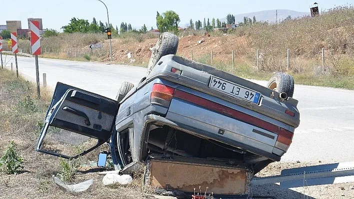Takla atan otomobildeki 4 kişilik aile ölümden döndü
