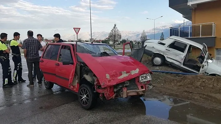 Erzincan'da trafik kazası: 2 yaralı
