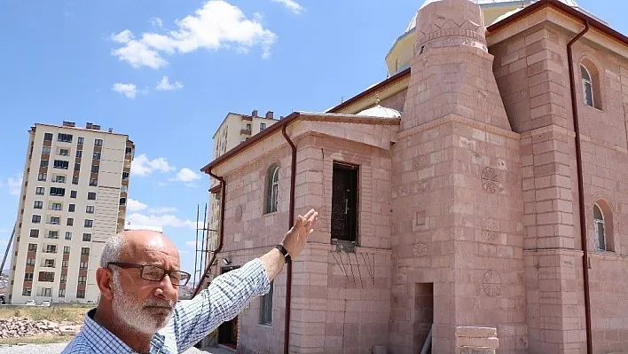 Para bitince cami minaresiz kaldı
