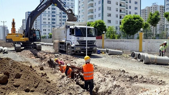 DİSKİ kent merkezinde yağmursuyu şebekeleri döşüyor
