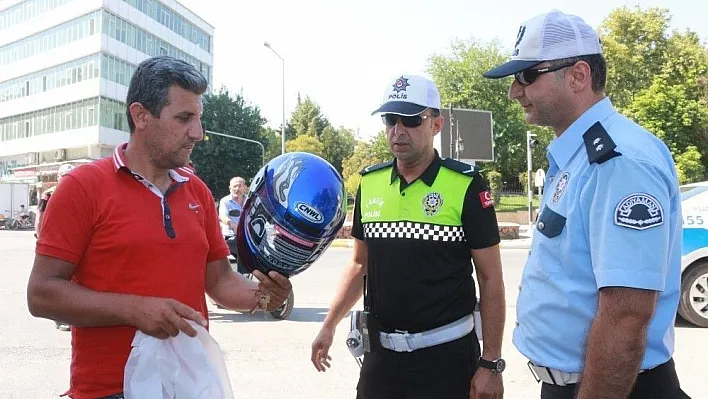 Polis, denetimlerde kaskı olmayan sürücülere kask hediye etti
