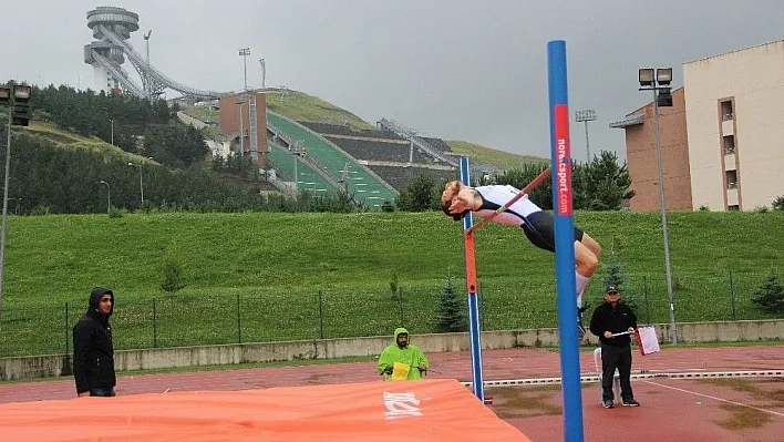 Atletizm 4. Uluslararası Sprint ve Bayrak Yarışmaları Kupası yoğun yağmur altında devam ediyor
