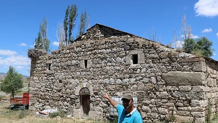 Biri camiyi diğeri ise kiliseyi mesken tuttu
