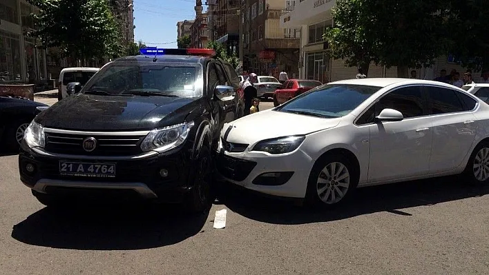 Diyarbakır'da polis aracı kaza yaptı
