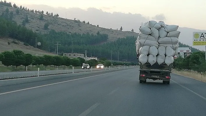 Saman yüklü kamyon beşik gibi sallandı
