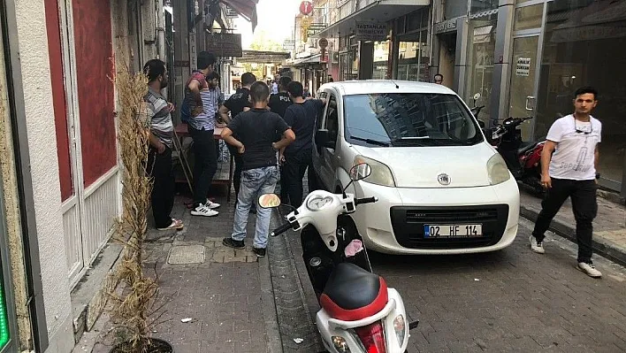 Polisi görünce tabancayı atıp kaçtılar
