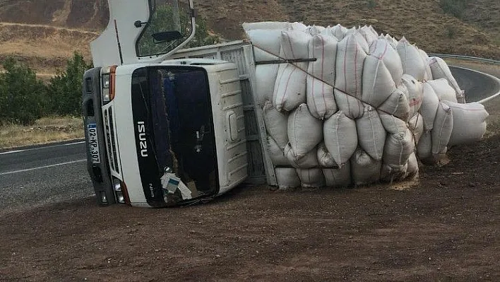 Virajı alamayan saman yüklü kamyon devrildi: 1 Yaralı
