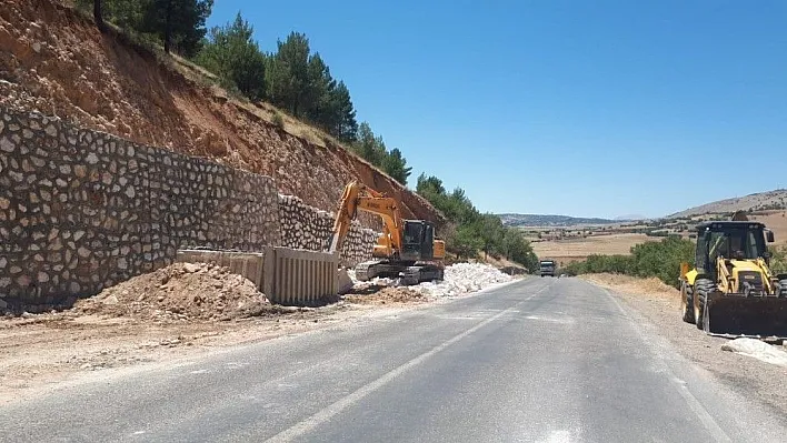 Çelikhan yolunda genişletme çalışmaları başladı
