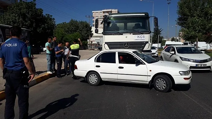 Otomobil ile beton mikseri çarpıştı
