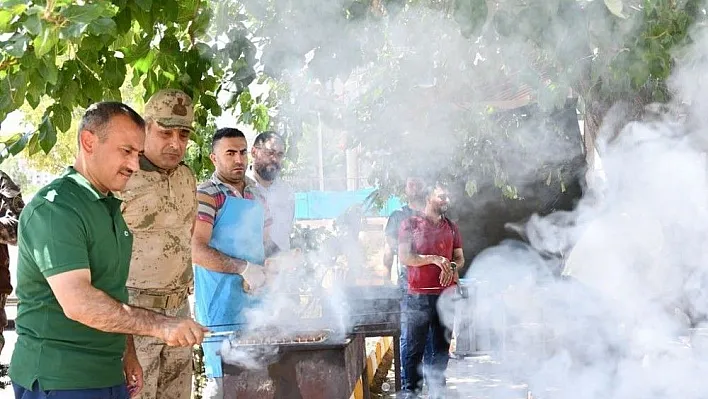 Vali Sonel, PÖH'lere mangal yaptı
