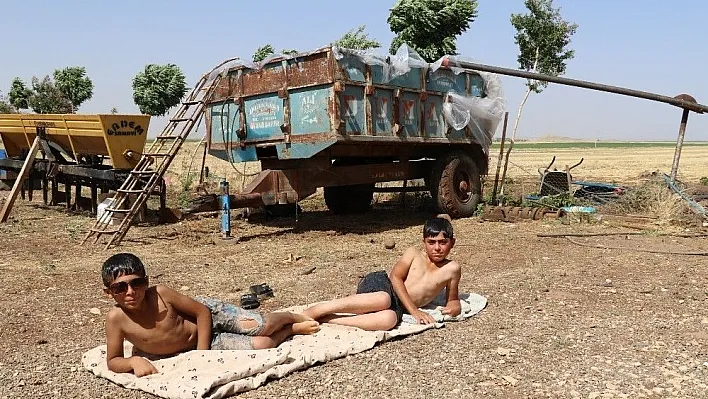 Çocukları sıcaktan bunalan baba römorku havuza çevirdi
