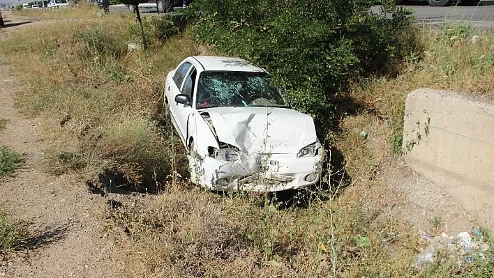 Cenaze dönüşü otomobil menfeze uçtu: 5 yaralı
