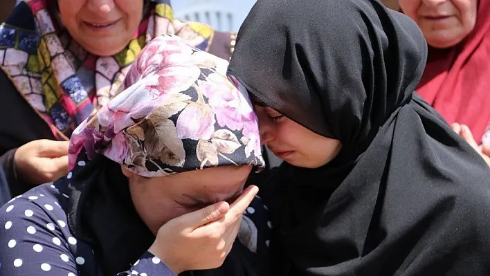 PKK'nın bombalı saldırısında şehit olan anne ve bebeği son yolculuğuna uğurlanıyor
