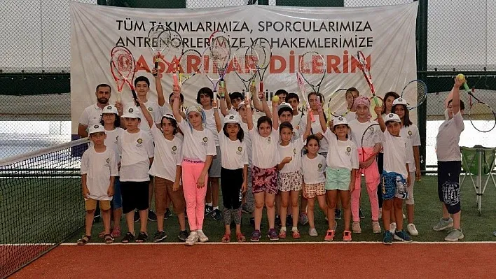 330 çocuk tenis sporunu öğreniyor
