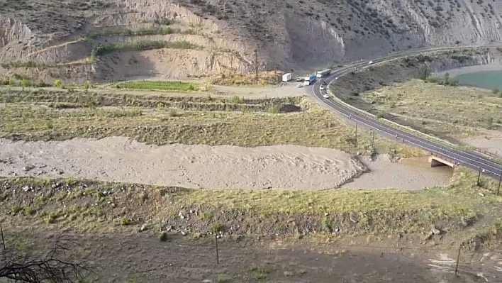 Erzurum'da sağanak sele dönüştü
