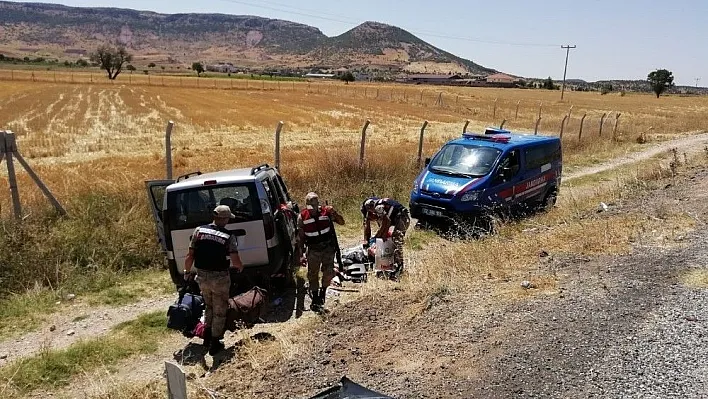 Hafif ticari araç takla attı: 8 yaralı
