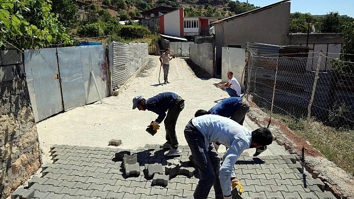 Lice'de kilitli parke taşı ve bordür çalışmaları hızla devam ediyor
