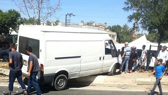 Kontrolden çıkan minibüs, pazar yerine 3 metre kala durabildi
