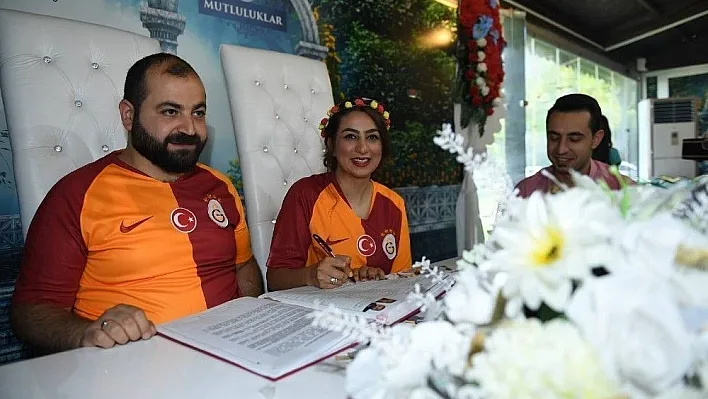 Fanatik çift nikah masasına Galatasaray formasıyla oturdu
