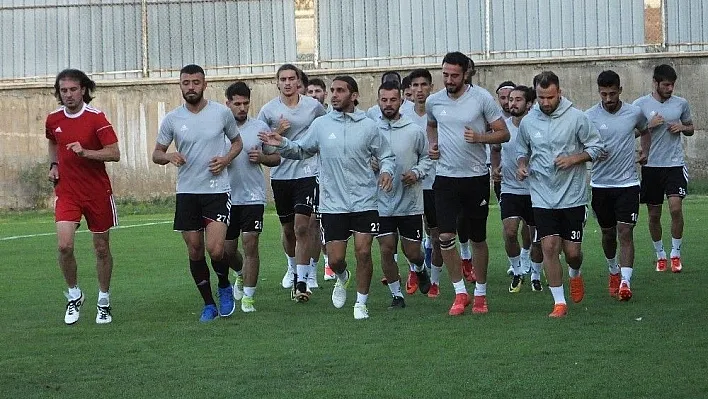 Elazığspor 17 futbolcuyla Adana'ya gitti