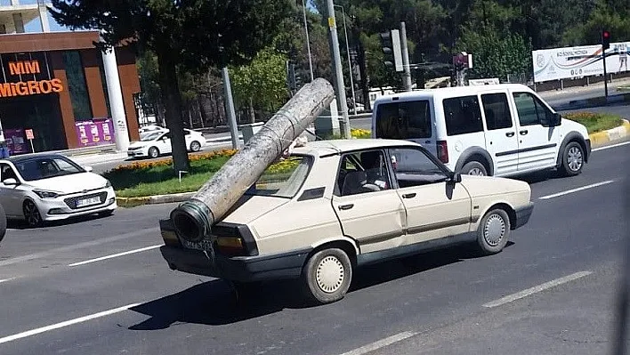 Otomobilin üzerine yüklenen demir boru 'pes' dedirtti
