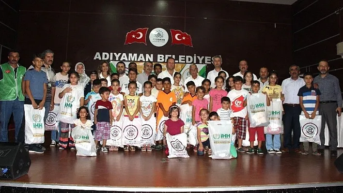 Yetim çocuklar bayramlıkla sevindirildi
