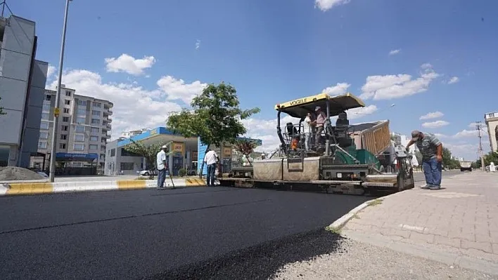 Adıyaman Belediyesi şehir genelinde aşınan yolları asfaltlıyor
