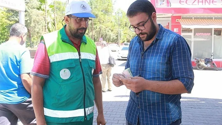 Temizlik işçisi bulduğu parayı sahibine teslim etti
