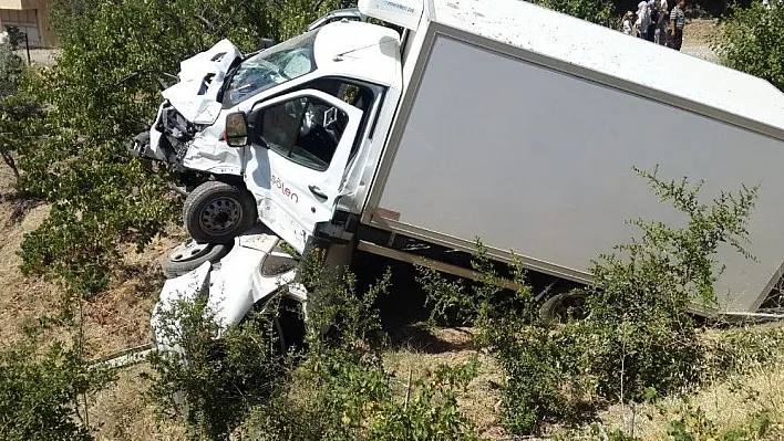 Kamyonet otomobilin üzerine çıktı: 4 ağır yaralı
