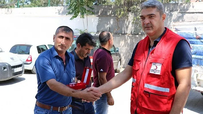 Dolara tepki gösterdi, Kızılay'a tosun bağışladı
