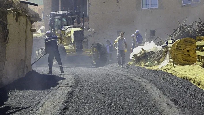 Battalgazi Belediyesi sıcak asfalt çalışmalarına devam ediyor
