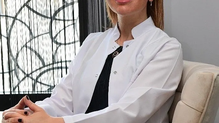 Mimikler sonucu, kaslar deride gözle görülür çizgiler ve kırışıklıklar oluştururlar
