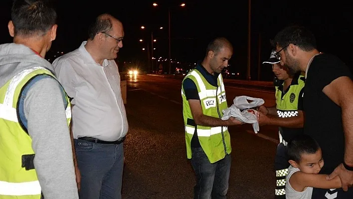 Çocuklardan hatalı araç kullanan ailelerine kırmızı düdük
