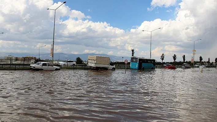 Erzurum'da sağanak sele dönüştü
