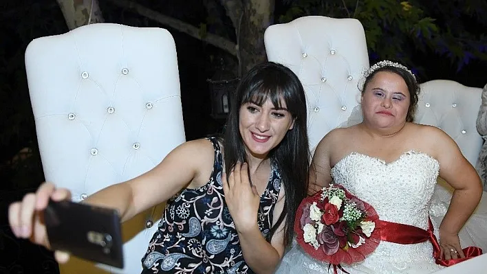Down sendromlu genç kızın evlilik hayali gerçek oldu
