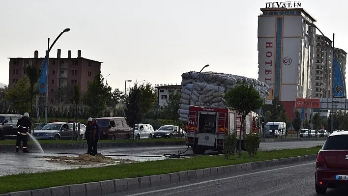 Sigara izmariti saman balyalarını tutuşturdu
