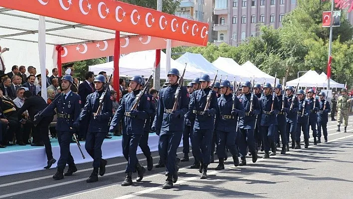 Asker, Diyarbakır sokaklarını inletti
