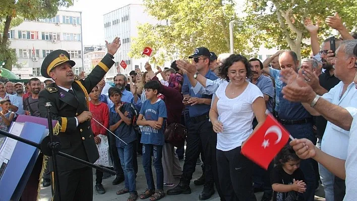 Askeri bando çaldı, vatandaşlar coştu