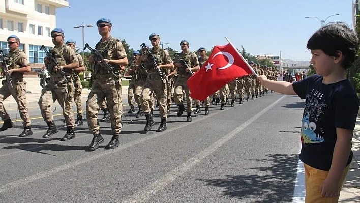 Elazığ'da Zafer Bayramı coşkuyla kutlandı